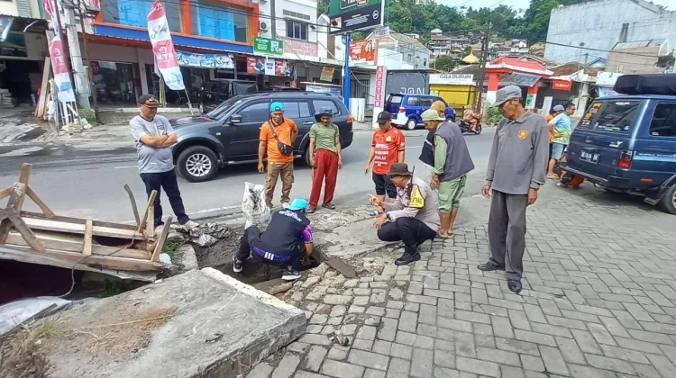Antisipasi Banjir, Polisi dan Warga Sawah Lama Gotong Royong Bersihkan Selokan