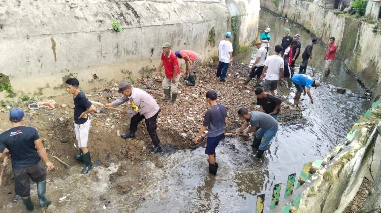 Polisi dan Warga Gunung Mas Bersihkan Bantaran Sungai Cegah Banjir