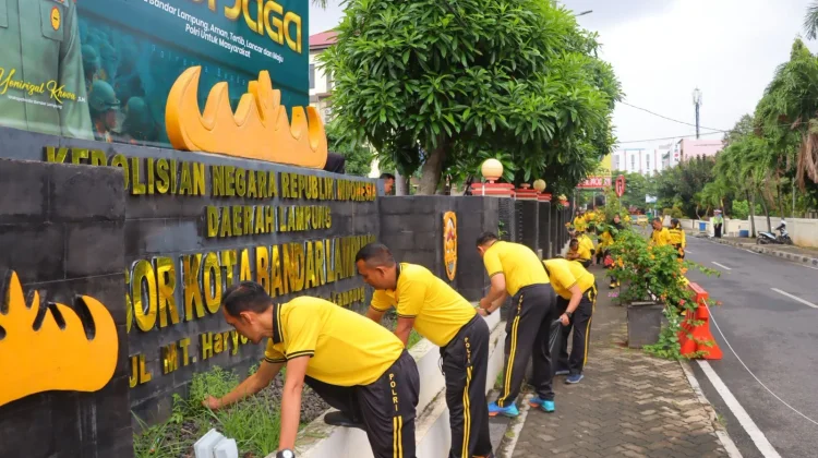 Ciptakan Lingkungan Bersih dan Nyaman, Polresta Bandar Lampung Bersih-bersih Mako