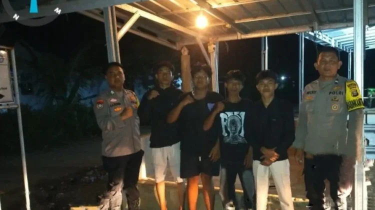Personel Polsek Tulang Bawang Tengah Cek Pos Ronda Perkuat Kamtibmas di Wilayah