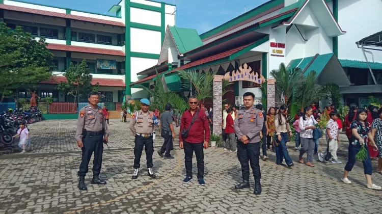 Polsek Panjang Amankan Ibadah Umat Kristiani di Gereja Santa Petrus