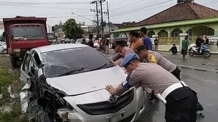 Polisi Lakukan Olah TKP Kecelakaan di Jalinsum