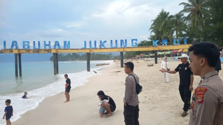 Polsek Pesisir Tengah Intensifkan Monitoring di Pantai Labuhan Jukung