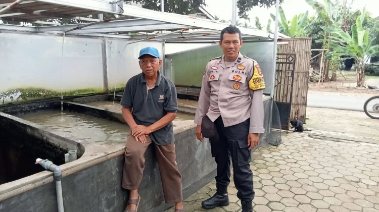Personil Polres Metro Sosialisasikan Layanan Call Center 110 Kepada Warga