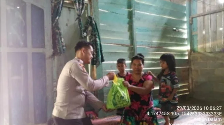 Polres Mesuji Bagikan Paket Sembako Untuk Masyarakat