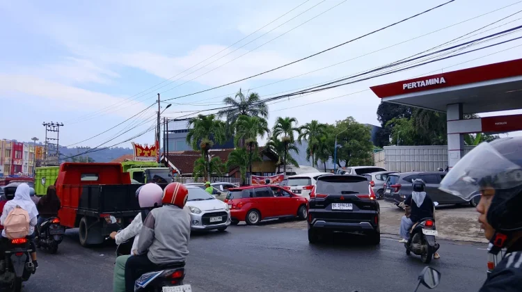 Antrean BBM Solar di SPBU Sudirman Pahoman Mengular