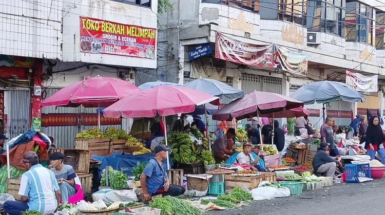 Pasar Pasir Gintung Mulai Ramai, Harga Sayur Melejit