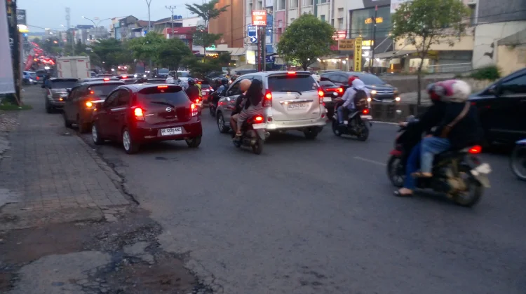 Aktivitas Kendaraan di Bandar Lampung Tetap Normal meski Harga Minyak Dunia Naik