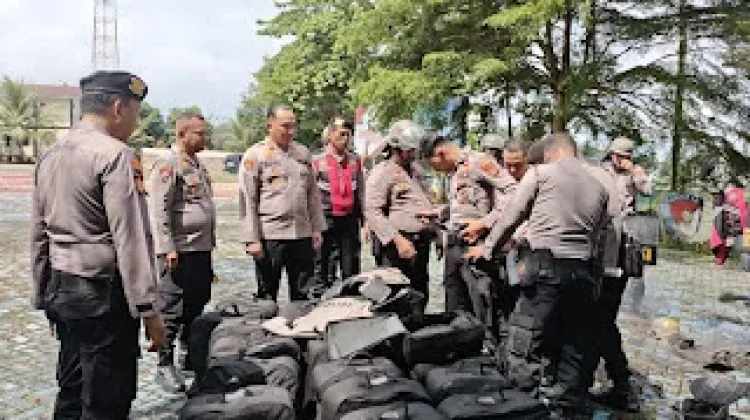 Kapolres Pesawaran Cek Kelayakan Flashball dan APD Lengkap