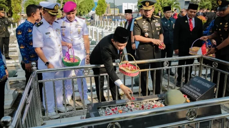 Ziarah dan Tabur Bunga di Taman Makam Pahlawan Warnai Peringatan HUT Lampung ke-62