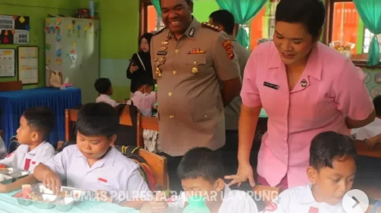Kapolresta Bandar Lampung Tinjau Pendistribusian MBG di SDN 2 Sawah Brebes
