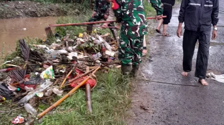 Babinsa Koramil 410-03/TBU Sigap Bantu Warga Ke Lokasi Banjir