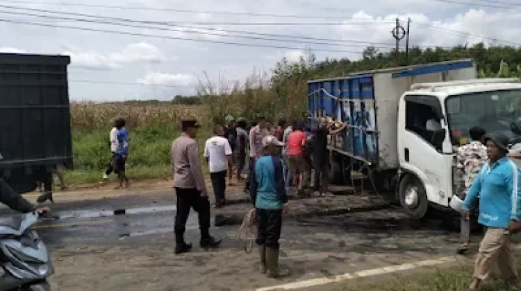 Polres Lampung Utara Evakuasi Kecelakaan Kecelakaan Beruntun di Jalinsum