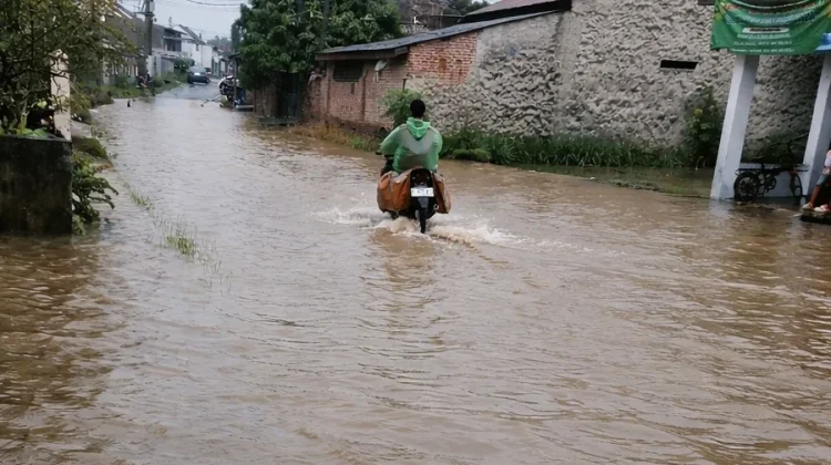 Hujan Deras, Sejumlah Ruas Jalan di Bandar Lampung Tergenang Air