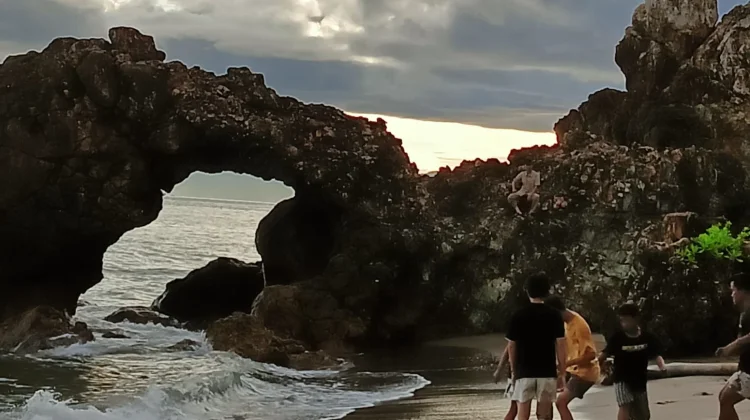 Keindahan Tersembunyi Pantai Karang Bolong, Cukuh Balak
