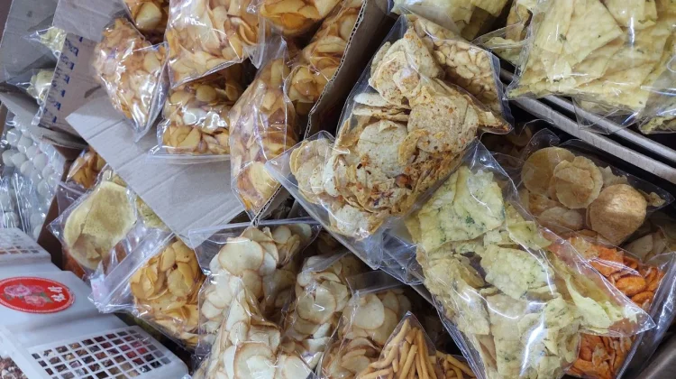 Harga Plastik Melonjak, Pedagang di Pasar Bernung Ubah Cara Jualan