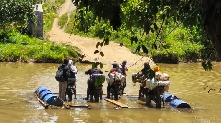 Warga Wilayah 3T di Bangkunat Hadapi Akses Ekstrem