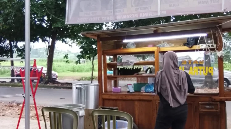 Pedagang Sate Tetap Bertahan Pasca Hari Raya Idul Fitri