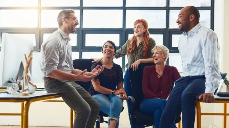 Ini 5 Alasan Orang Introvert Jarang Ngomong saat Kumpul