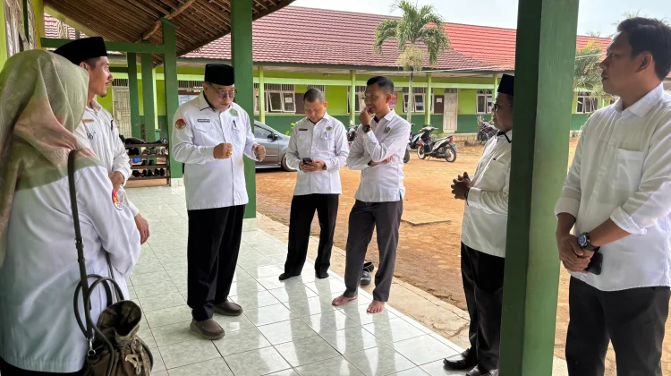 Kepala Kemenag Lampung Timur Tinjau Langsung Ujian TKA di MTs Sriwijaya