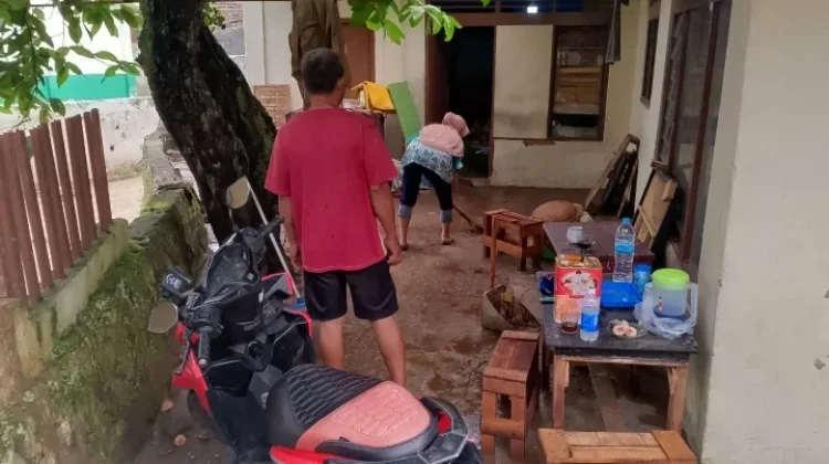 Pasca Banjir, Warga Mulai Bersih-bersih