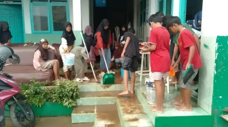 Pasca Banjir, Warga Mulai Bersih-bersih