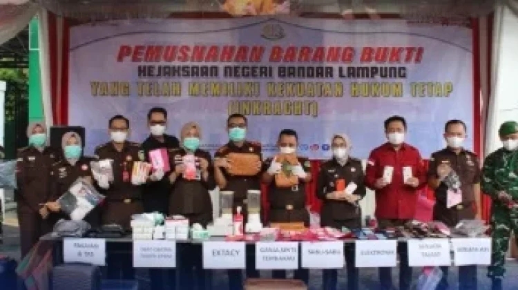 Kejari Bandar Lampung Musnahkan Barang Bukti dari Ratusan Perkara