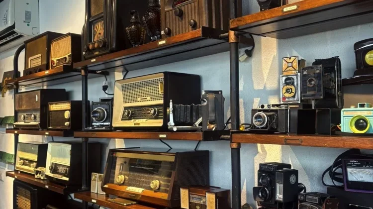 Koleksi Barang Vintage: Investasi atau Sekadar Gaya?