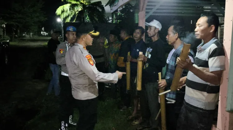 Polsek Simpang Pematang Serahkan Kentongan untuk Ronda