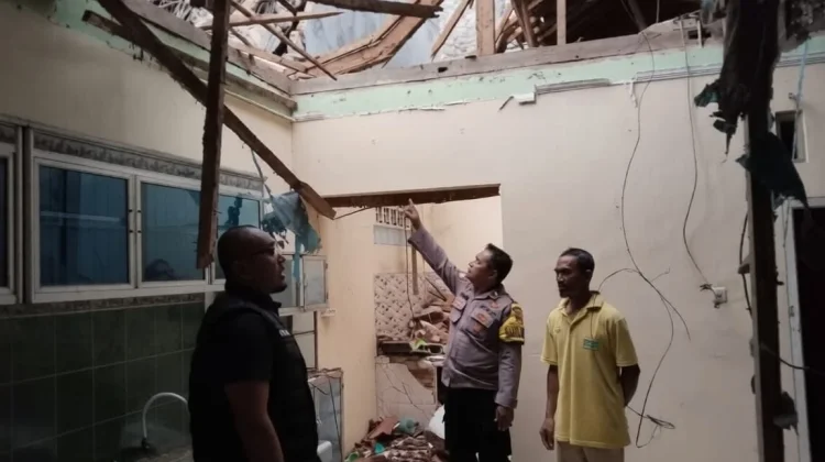 Rumah Warga di Pringsewu Rusak Tertimpa Material Bongkaran Gedung Walet