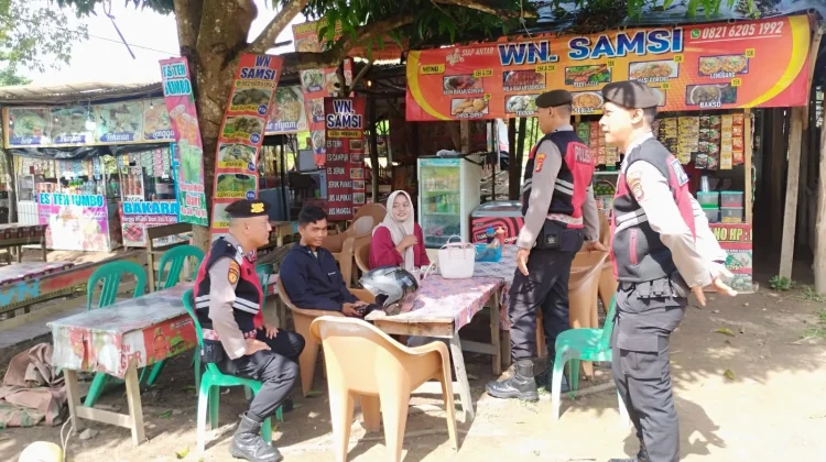 Polisi Dialog Langsung dengan Warga saat Patroli di Menggala