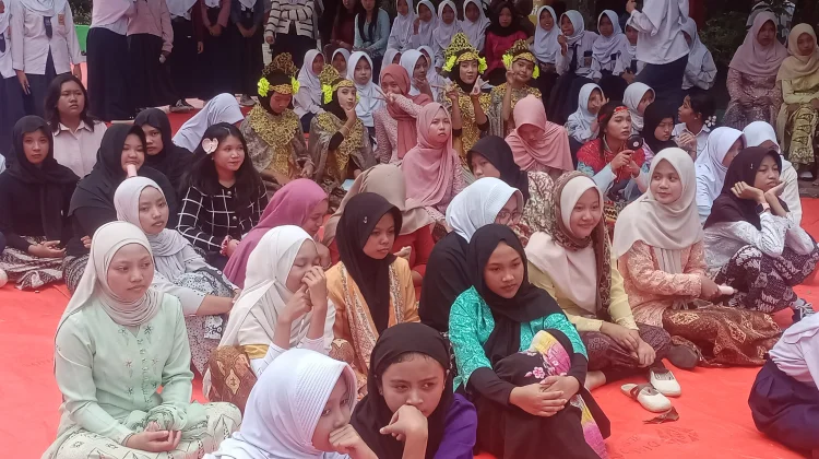 Hari Kartini, Guru dan siswa SMP di Bandar Lampung Kenakan Pakaian Adat