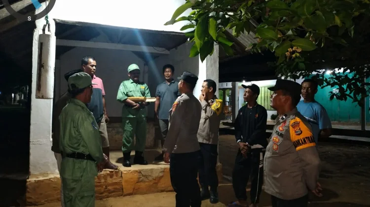 Perkuat Keamanan Desa, Kapolsek Tanjung Raya Bagikan Kentongan di Pos Kamling