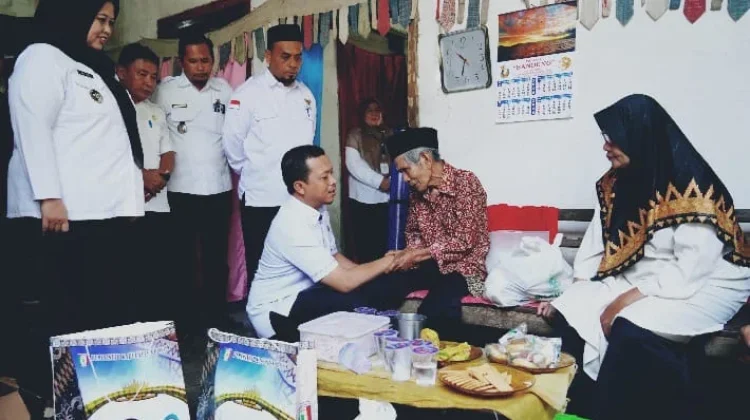 Bupati Pringsewu Serahkan Bantuan untuk Lansia Korban Rumah Roboh