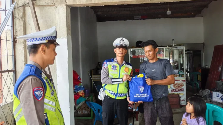 Sat Lantas Mesuji Bagikan Sembako ke Warga Simpang