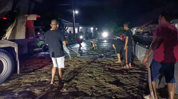 Warga Nuwo Sriwijaya Gotong Royong Cor Jalan Lingkungan