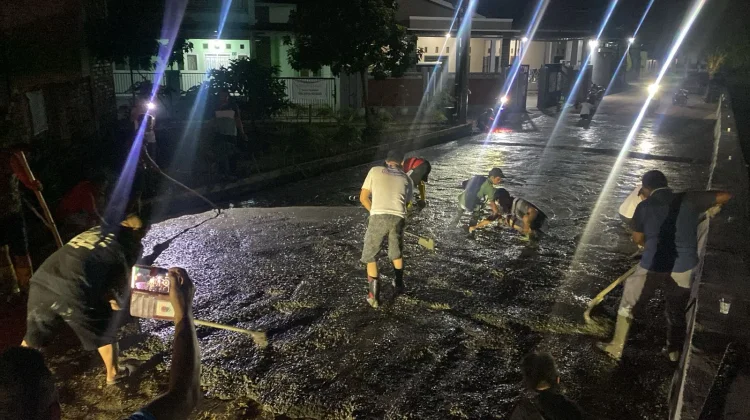 Warga Nuwo Sriwijaya Gotong Royong Cor Jalan Lingkungan