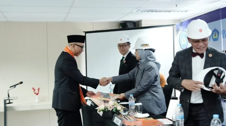 Gubernur Lampung Jadi Lulusan Terbaik Program Profesi Insinyur Unila