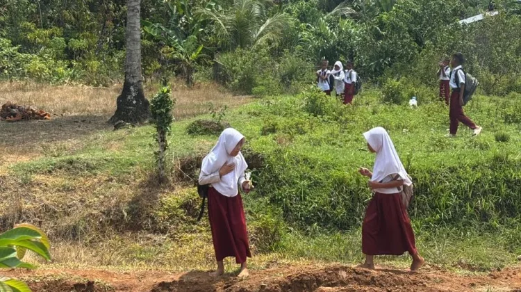 Mimpi Anak Way Haru Terbentur Akses dan Layanan Dasar