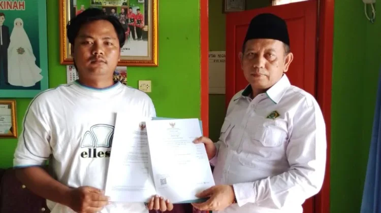 KUA Way Bungur Serahkan Sertifikat Halal Gratis untuk UMKM Keripik Pisang
