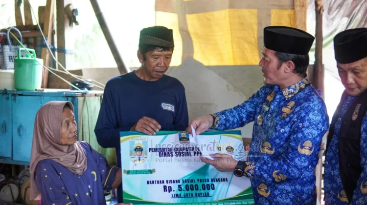 Wujud Kepedulian Nyata Pemkab Pesisir Barat Serahkan Bantuan Korban Kebakaran