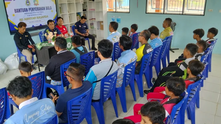 PSSI Lampung Salurkan Bantuan Bola FIFA ke Sekolah
