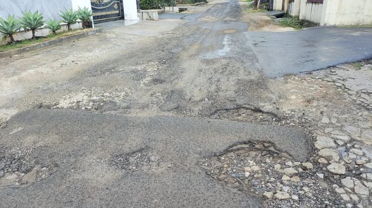 Tak Kunjung Diperbaiki, Warga Keluhkan Jalan Terusan Pulau Buru yang Rusak
