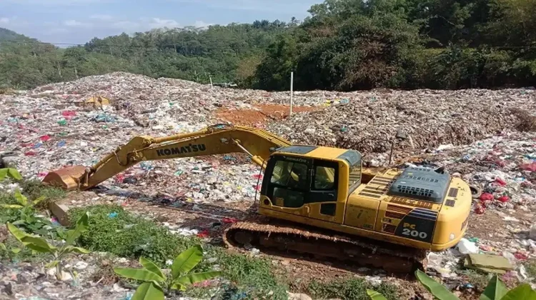 Armada Terbatas, DLH Pringsewu Berpacu Tangani Puluhan Ton Sampah per Hari