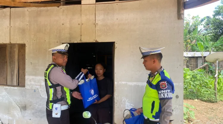 Sat Lantas Mesuji Bagikan Beras lewat Tasi Berkah