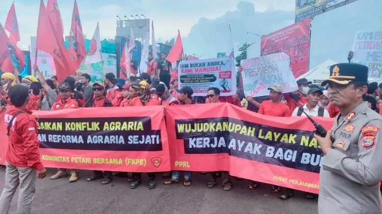 Ratusan Buruh Long March Peringati May Day di Bandar Lampung