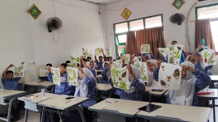 Pelatihan Ecoprint Tingkatkan Kreativitas Siswa Berbasis Lingkungan