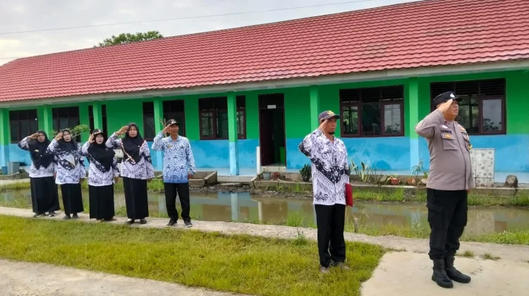 Polisi Jadi Pembina Upacara Hardiknas Mesuji Timur