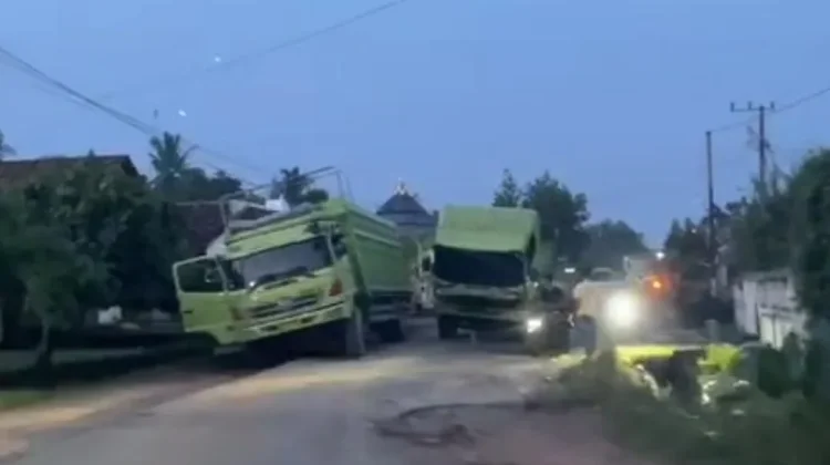 Lagi dan Lagi, Mobil Rusak di tengah Lubang