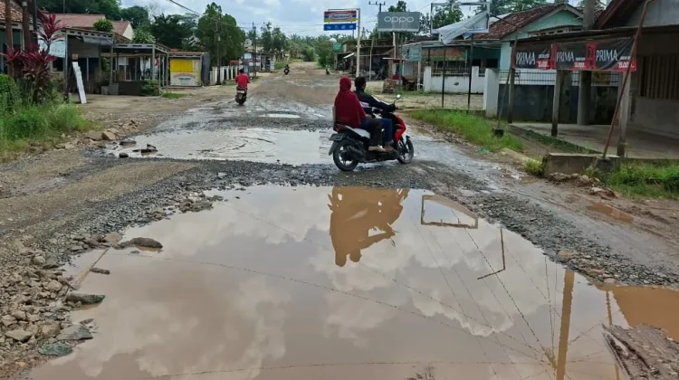 Lagi dan Lagi, Mobil Rusak di tengah Lubang